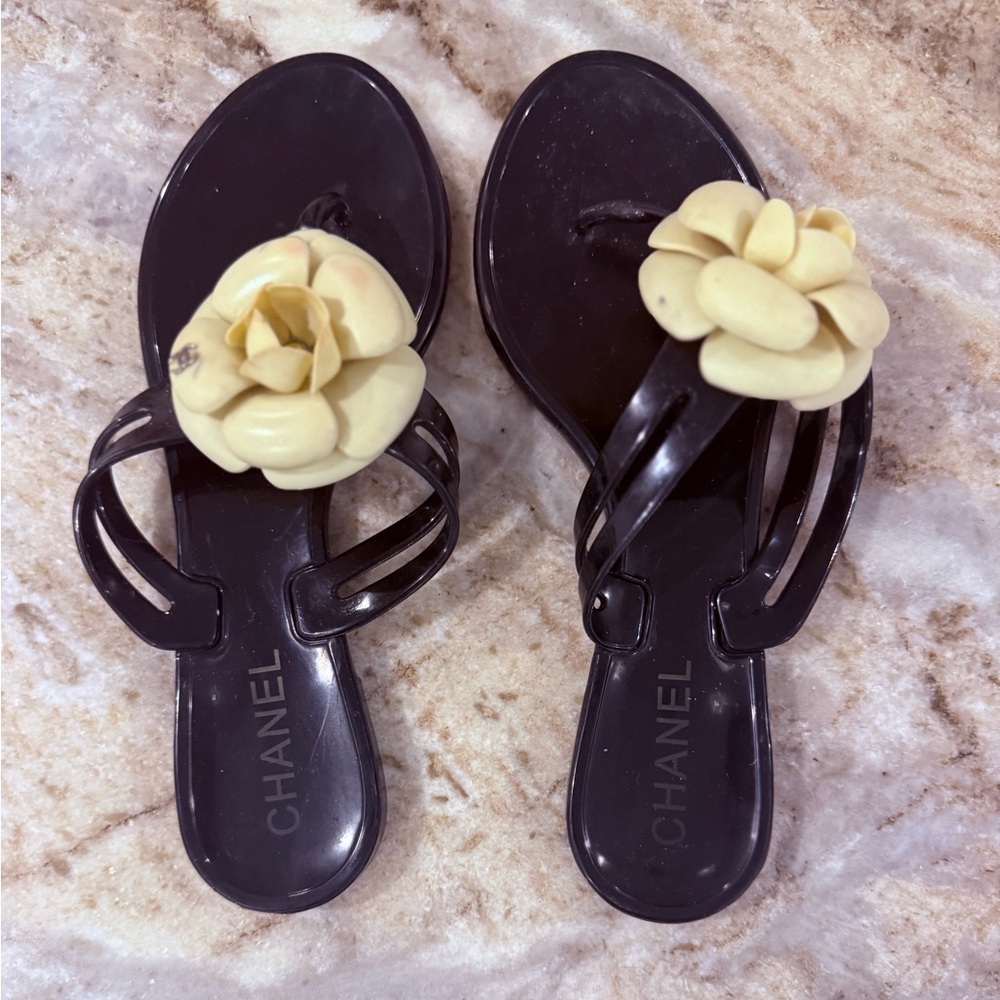 Lovely excellent condition Chanel Black and Cream Thong Sandals with flower - Picture 4 of 5